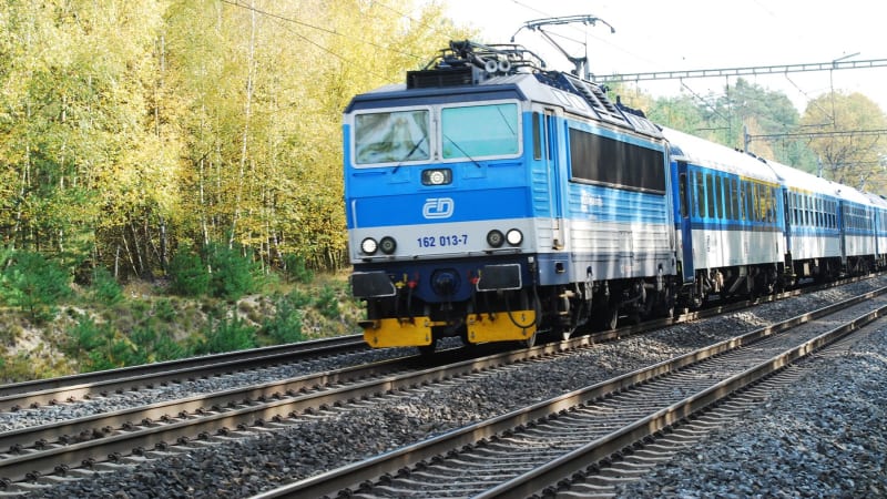 V Praze vlak zabil člověka. Provoz mezi Holešovicemi a Roztoky stojí