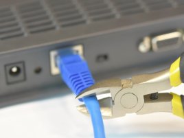 Kdo vypíná internet? Cloudflare odhalil skutečné příčiny výpadků po celém světě