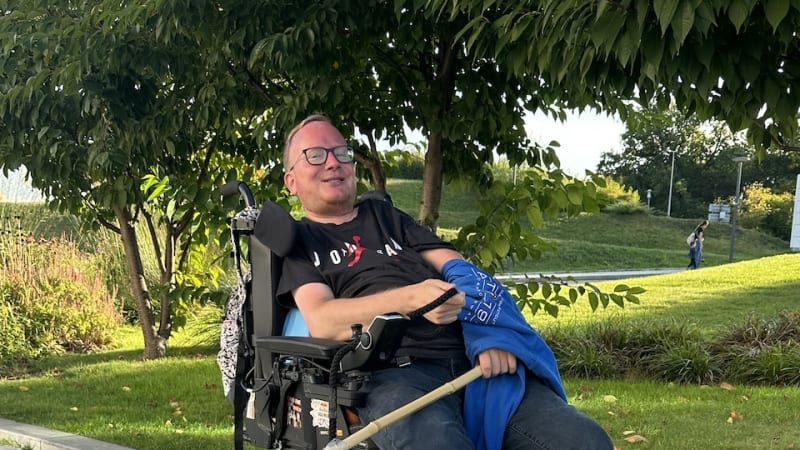 Influencer a člen kapely The Tap Tap trpí vzácnou nemocí. Jeho tělo se pomalu mění v „kámen“