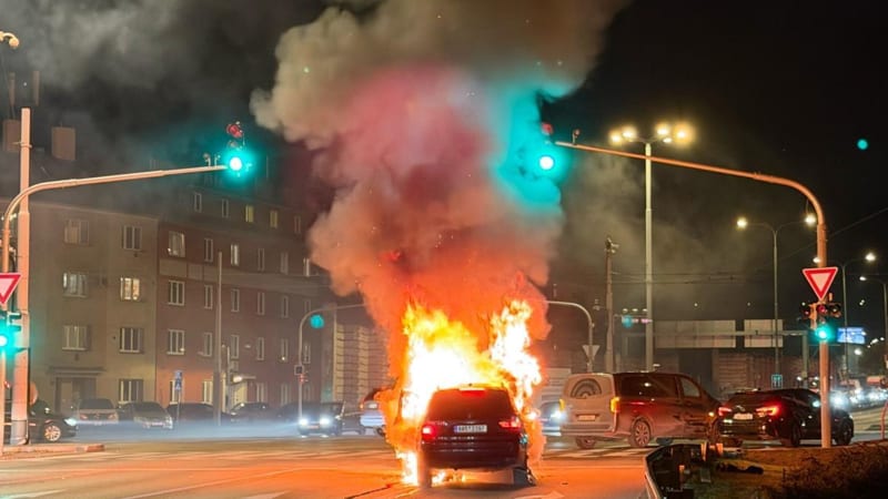 Požár při hromadné nehodě v Hloubětíně: Jedno z aut začalo okamžitě hořet