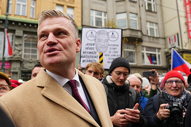 Zahlcená Národní třída slaví „samet“ plná emocí: Pavla vítal potlesk, Motoristy pískot