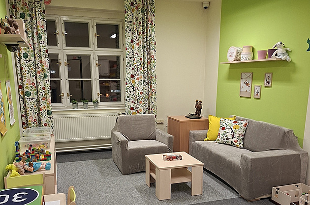 Tady vypovídají dětské oběti. Moderní výslechová místnost připomíná pokojíček