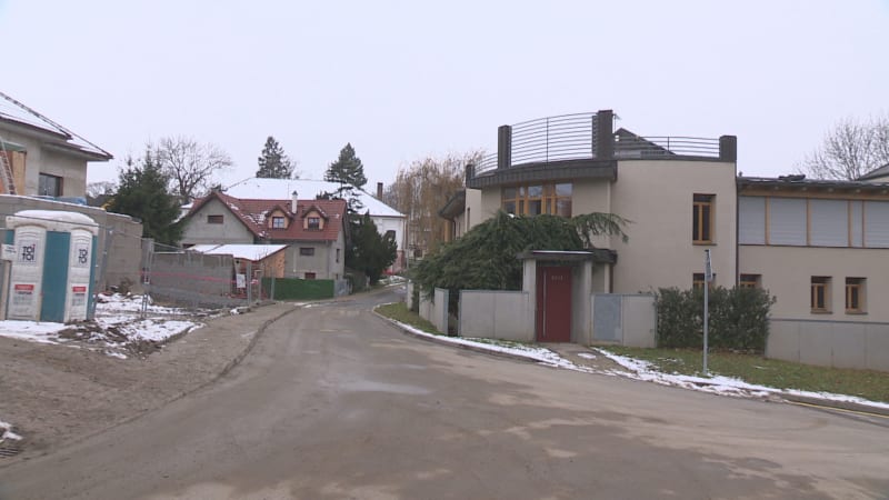 Soukromá škola miliardáře Janečka rozděluje Koloděje: Obyvatelé zuří, bojí se ucpaných ulic