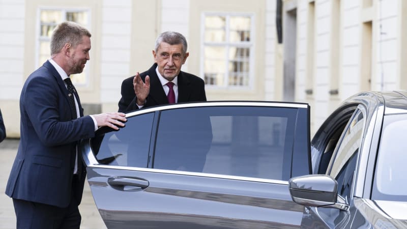 Babiš: Z Úřadu vlády vyhodíme sto lidí v prvním kole. Zbrklé škrty můžou mrzet, varuje ekonom