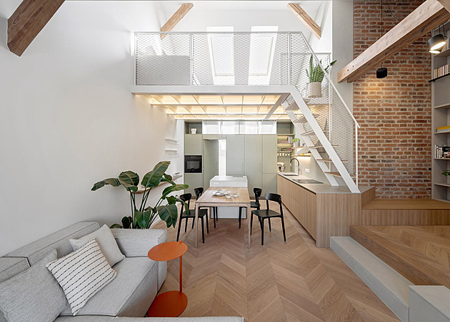 Do úzkého podkroví vložili patro. Geniální nápad zvětšil malý byt