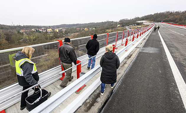 Obec se po 40 letech dočkala obchvatu, místní stavařům poděkovali závinem