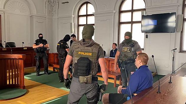 Chtěl zabít dozorce i spoluvězně, zapálil celu. Trest platí, rozhodl soud