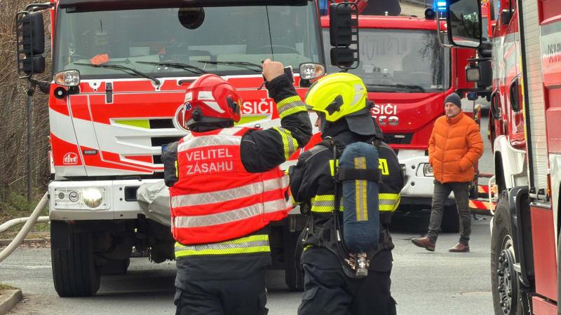 U Prahy hořel bungalov plný odpadu. Na místě zasahovalo deset jednotek hasičů i s plošinou