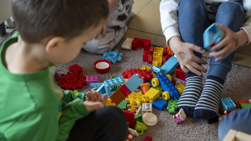 Olovo a kadmium v hračkách i nebezpečné rukavice. Řetězce působící v Česku stahují výrobky