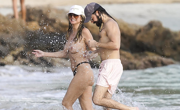 S pivem a nahoře bez. Heidi Klumová si užívá dovolenou ve vlnách Karibiku