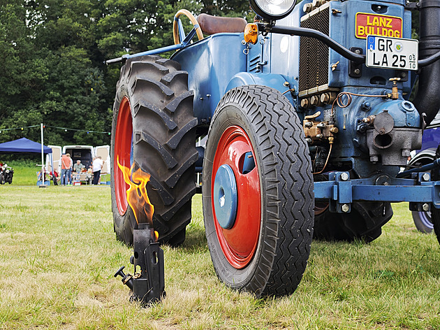 Zapálit a pozor na prsty. Startujeme slavný traktor, je to rituál pro šikovné