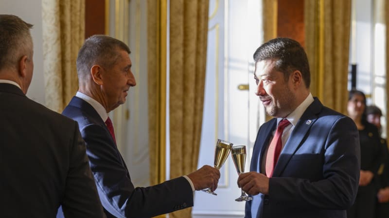 GLOSA: Tragikomický příběh o zahraniční politice vlády, která narazila hlavou do zdi