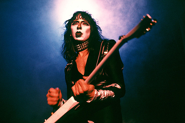 Singl za čtyři tisíce? Kňouráte jako malí smradi, vzkazuje fanouškům kytarista Kiss