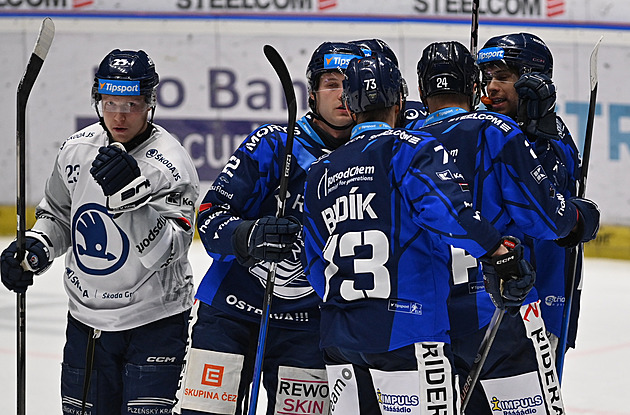 ONLINE: Litvínov vede nad Kladnem, otáčí i Plzeň. Pak šlágr Sparty s Pardubicemi