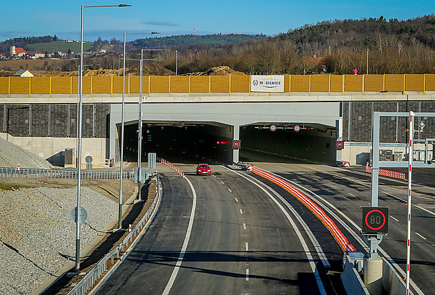 Po obchvatu projelo vloni 5,4 milionu aut. Vytíženým ulicím Budějovic se ulevilo