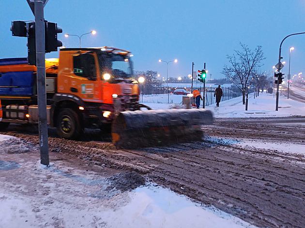 Sníh se dál sype na Česko. Problémy jsou v dopravě, v Praze hrozí zpoždění