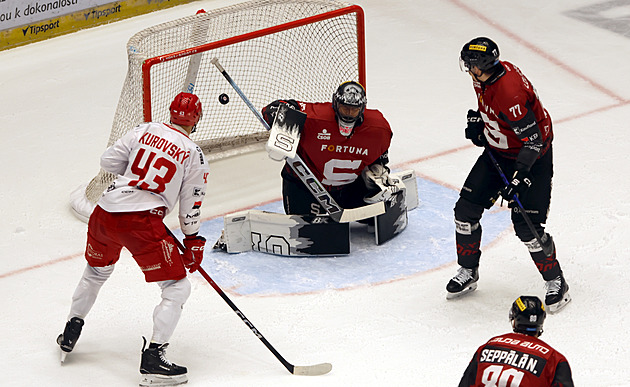 ONLINE: Pardubice čelí Liberci, Sparta hraje v Třinci. Vary čeká derby s Litvínovem