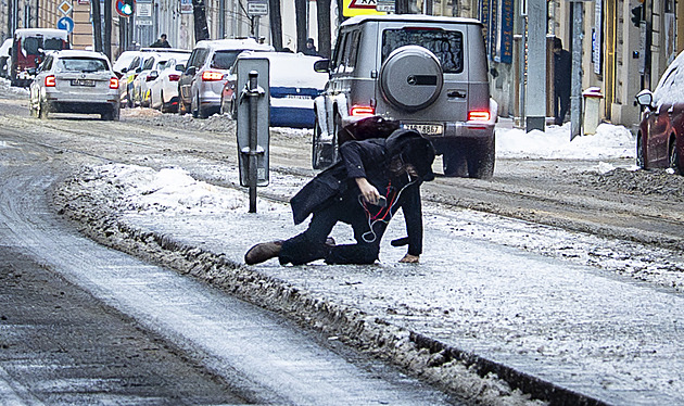 Na zimní údržbu jsou městské části Prahy často samy. Jak na odškodné za úraz?