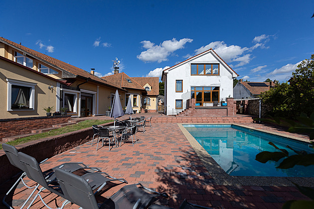 Zpěvák z dua Eva a Vašek ukázal luxusní sídlo v Blansku. Žije s přítelkyní