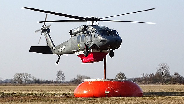 OBRAZEM: U Přerova létají černí jestřábi, piloti vrtulníků nacvičují hašení požárů
