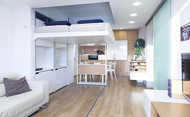 Čtyři lidé v malém bytě. Podívejte se na neuvěřitelné řešení se zvedací postelí