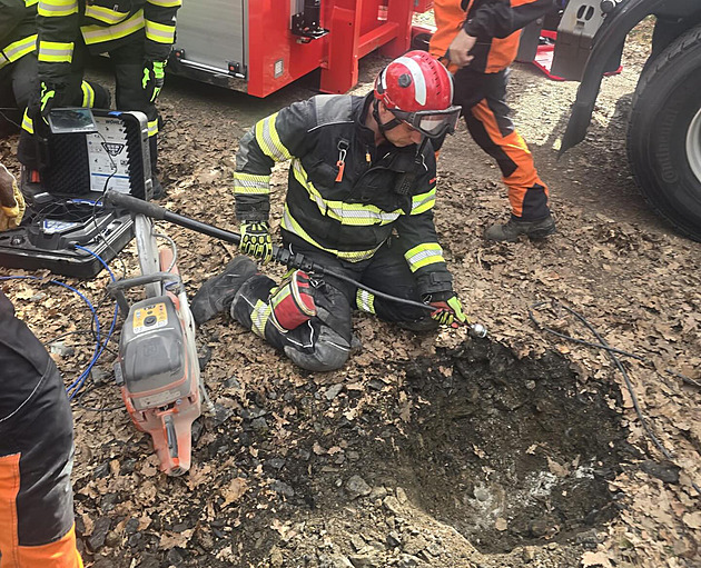 Hasiči v Lánech zachránili jezevčíka uvězněného v propustku, musel na operaci