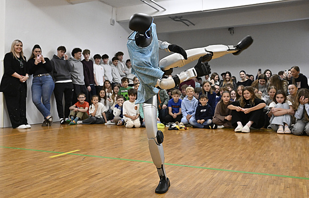 Škola získala humanoidního robota. Při uvedení předvedl Jacksona, Elvise i kung-fu
