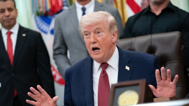 Jak vydělat na válce: Investoři měli podezřele přesné informace o útocích USA, odhaluje analýza