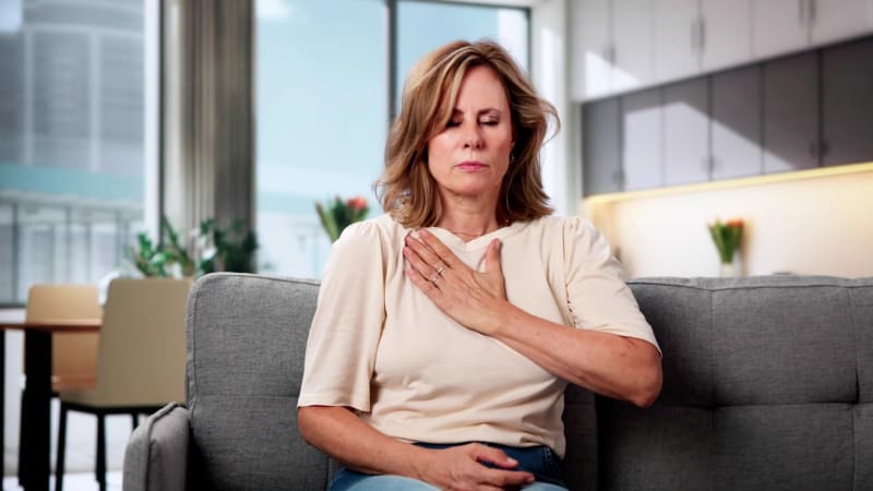 Sedm méně obvyklých příznaků infarktu. Odborníci varují i před bolestmi zad