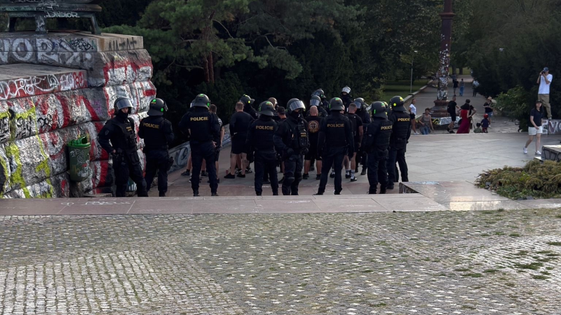 Vřava před derby na Letné: Policisté zabránili útoku na slávisty dlažebními kostkami