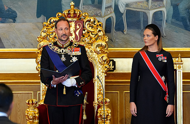Nový norský král Haakon VIII. složil přísahu. Místo choti měl po boku dceru