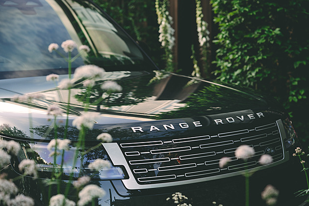 Do královského paláce zavedli elektřinu. Bateriový Range Rover