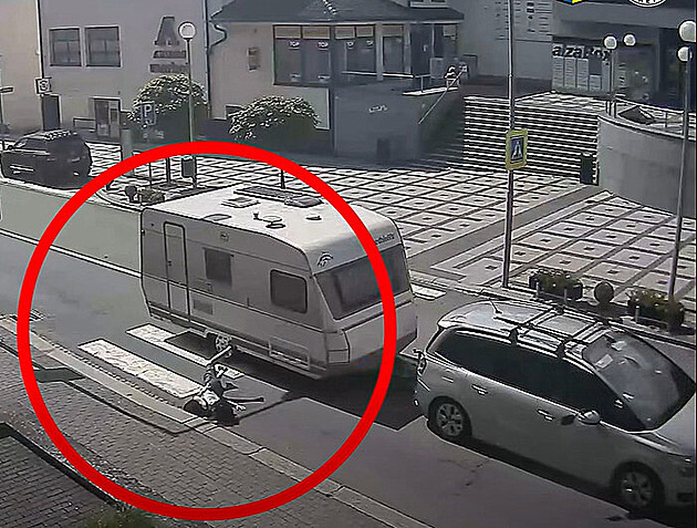 Záběry, ze kterých mrazí. Policie ukázala dramatické střety aut s chodci