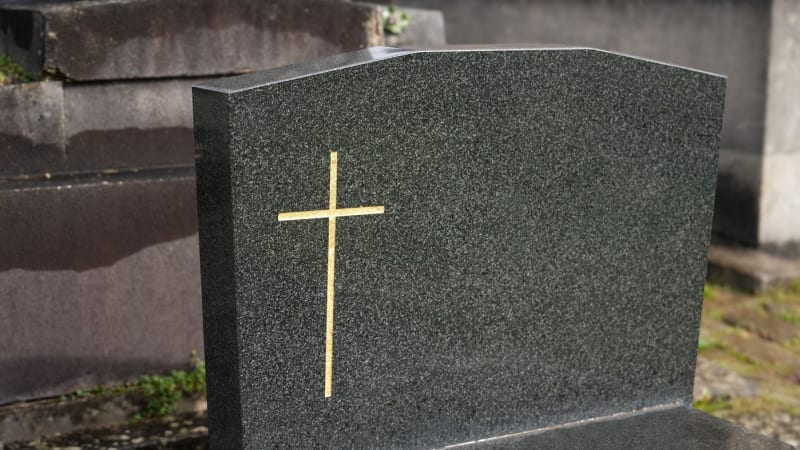 Maďaři uspořádali soutěž v kopání hrobů. Chceme prolomit tabu ohledně smrti, říká organizátor