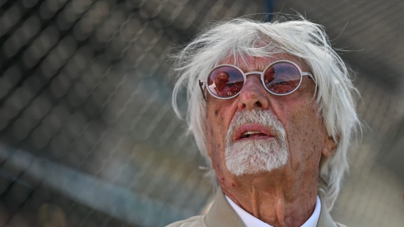 Ecclestona zadrželi na letišti. Bývalý šéf F1 cestoval s brokovnicí, neměl na ni papíry