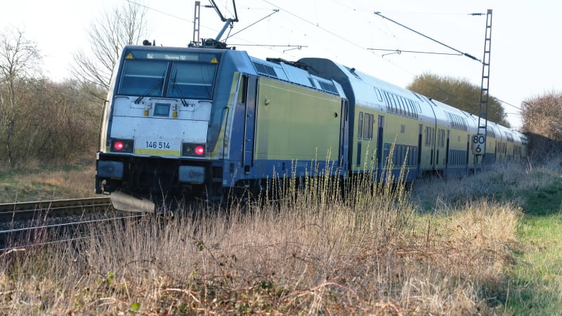 Desítky zraněných po vykolejení vlaku. Příčina neštěstí v Normandii zůstává záhadou