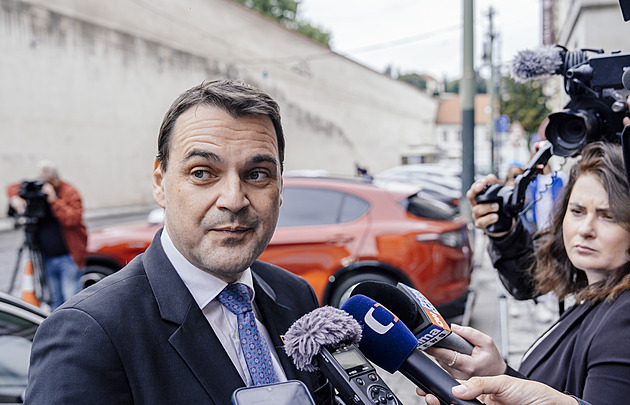Macinku pozvali na schůzku prezidenta s premiérem. Neví, jestli se zúčastní