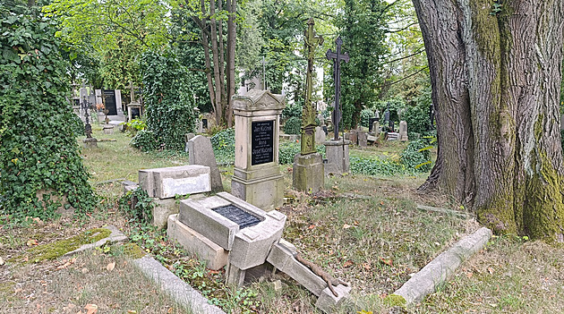 Povalené náhrobky, ulámané kříže, zašlé písmo. Starý hřbitov se dočká obnovy