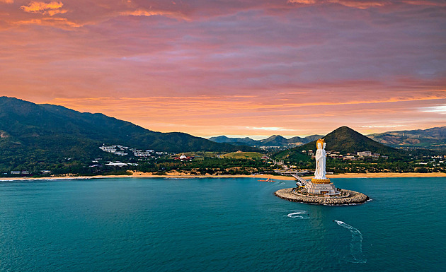 Hainan je ostrov, který připlul k Číně. Podobu „čínské Havaje“ určovali i Češi