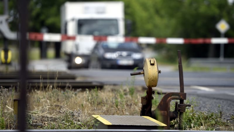 Risk na přejezdu v Třinci ukazuje video: „Babička na mopedu“ je hitem sítí, vlak ji těsně minul