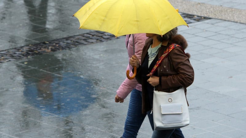 Žene se déšť a prudký vítr: Experti označili oblast, kde bude nejhůř. Mají i dobrou zprávu