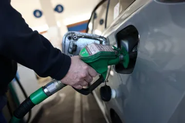 Stát bude od října opět denně regulovat maximální ceny paliv
