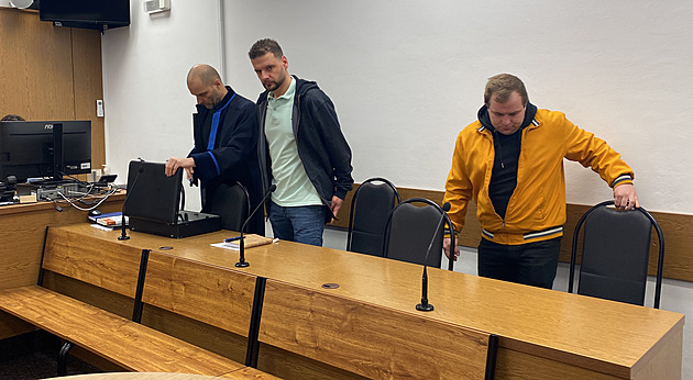 Jste oranžoví kašpaři! urážel zdravotníky a poplival sanitku. Trest mají útočník i oběť