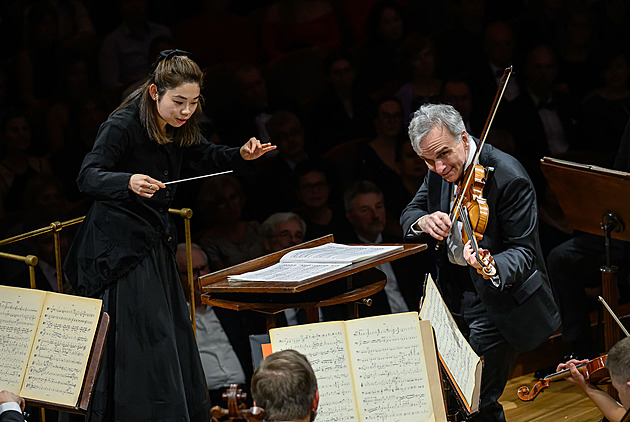 GLOSA: Česká filharmonie a drobná dáma. Dvořákovu Prahu zavřel hudební ohňostroj
