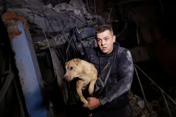 Ruská puma zasáhla bytový dům v Charkově, zranila přes dvacet lidí včetně dětí