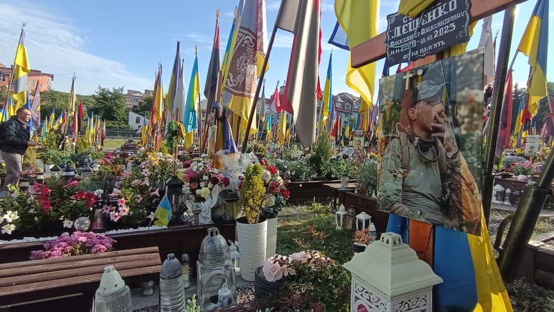 REPORTÁŽ ze Lvova: Vojenský hřbitov je plný. Leží tam i Iryna, díky které se denně ctí padlí