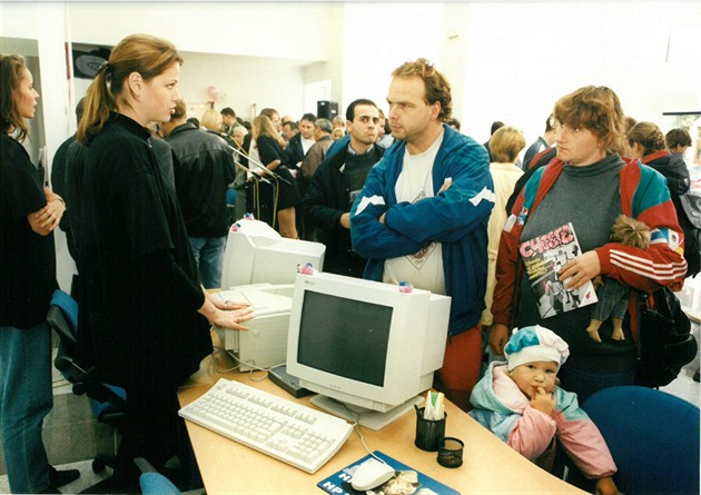Na mobily se stály fronty a psaly se pořadníky na týdny. A pak přišlo zklamání