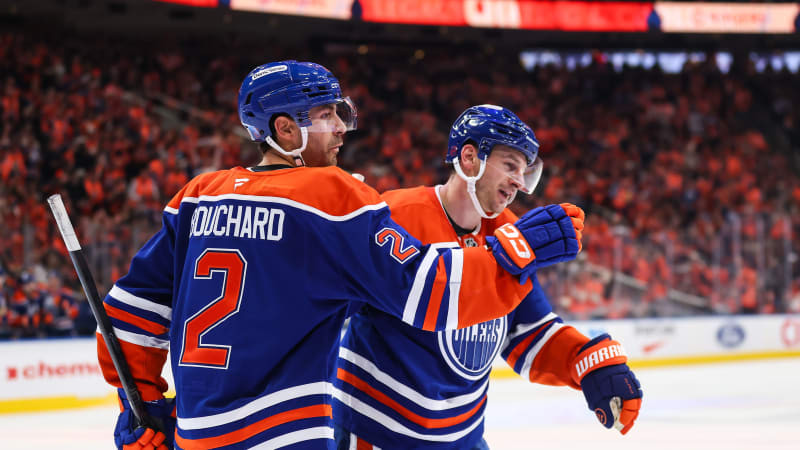 Divoká přestřelka na úvod NHL. Edmontonu nestačilo pět bodů Boucharda, Hronek má dvě asistence