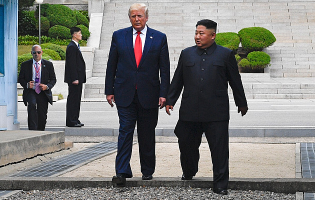 Přítel Kim má velký jaderný arzenál, ale svět se nemusí bát, dokud tu jsem já, řekl Trump