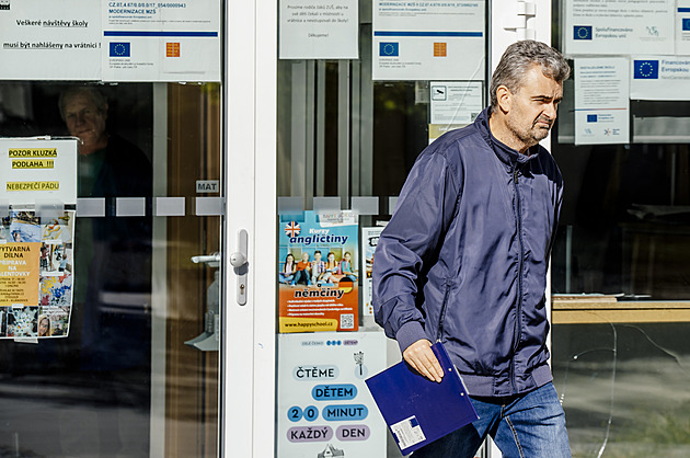 Nedostatky byly v jídelně i před epidemií, říká ředitel. Obnova důvěry potrvá týdny